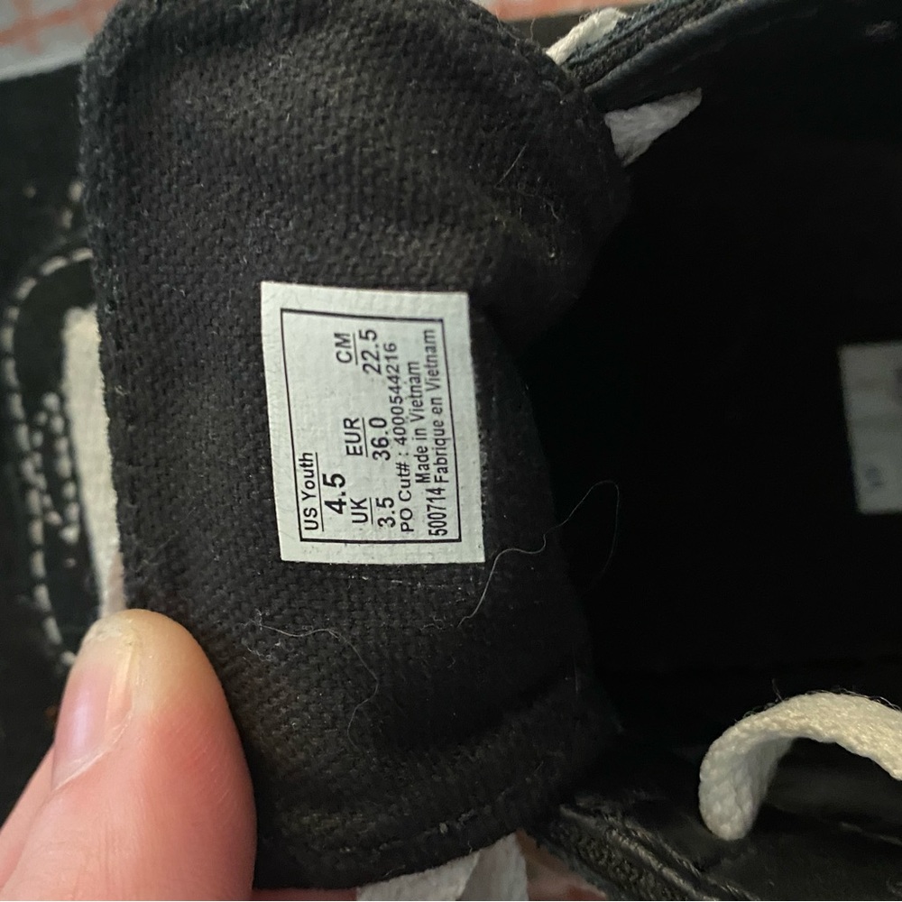 VANS - Picture 2 of 4